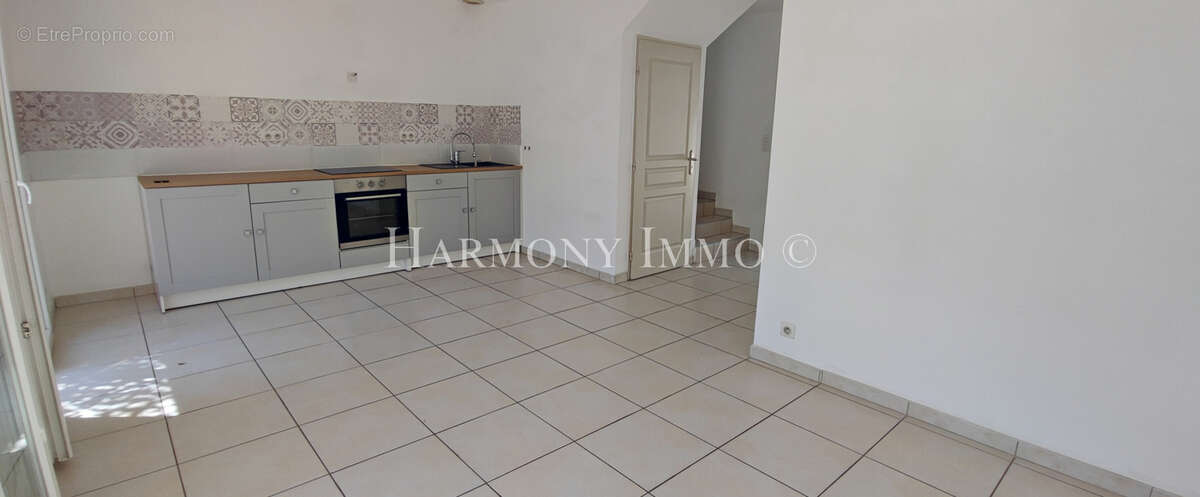A vendre- A 300m de la plage! Maison T3 plus garage à Sanary-sur-mer 83 110(Var). - photo 2