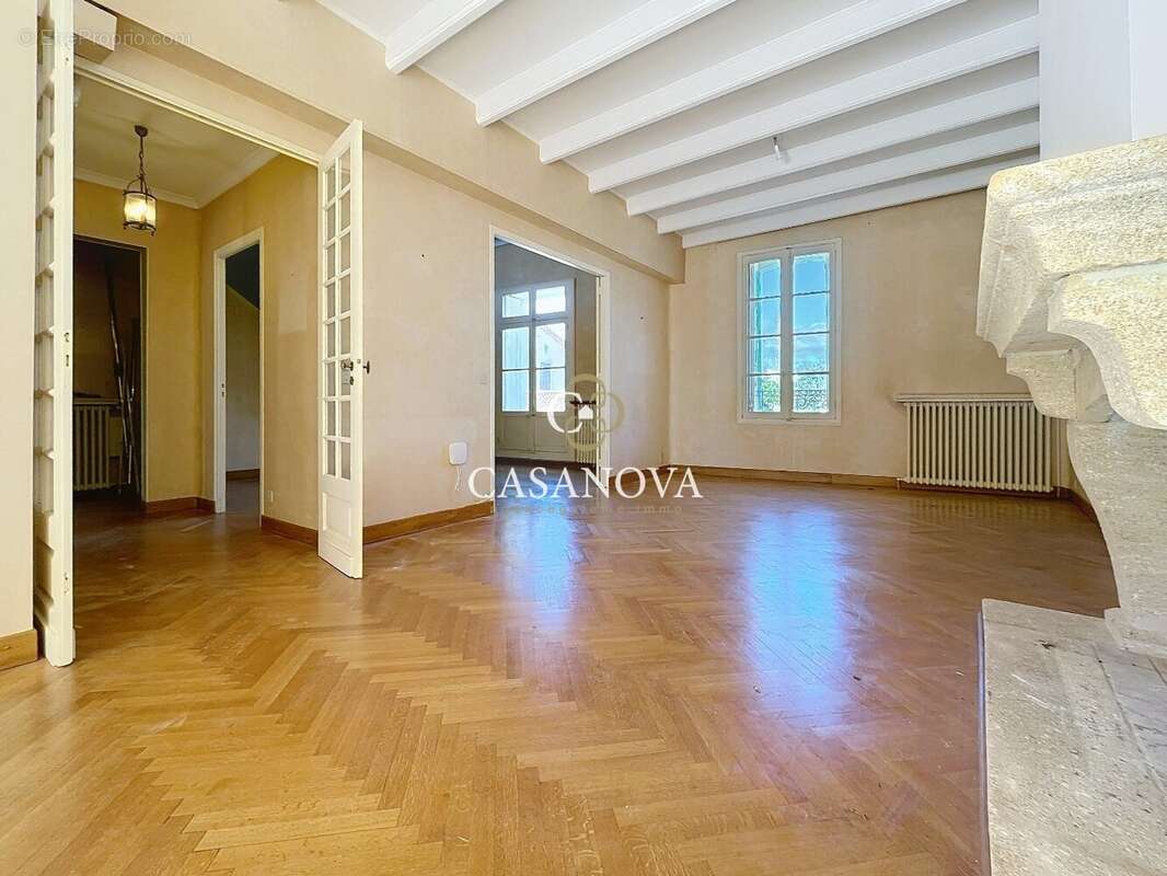 Proche PEZENAS: Belle maison ancienn de caractère avec PATIO intimiste & terrasse. 230 m² hab. + gd GARAGE / atelier. Emplacemen - photo 3