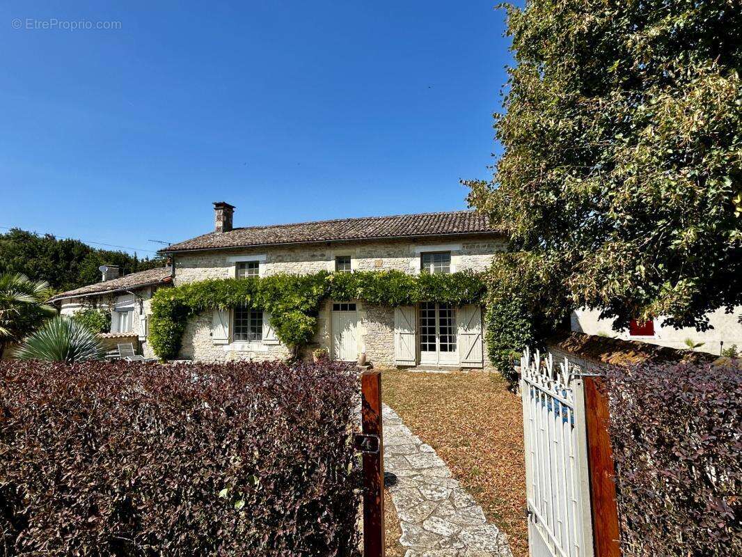 Authentique corps de ferme en pierre piscine et double garag - photo 3