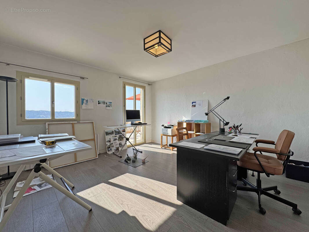 EXCLUSIVITE St JEANNET - Villa de 160 m2 avec piscine et vue dégagée - photo 12