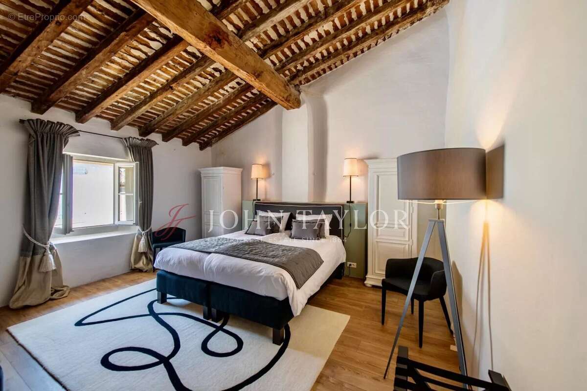 Maison à L'ISLE-SUR-LA-SORGUE