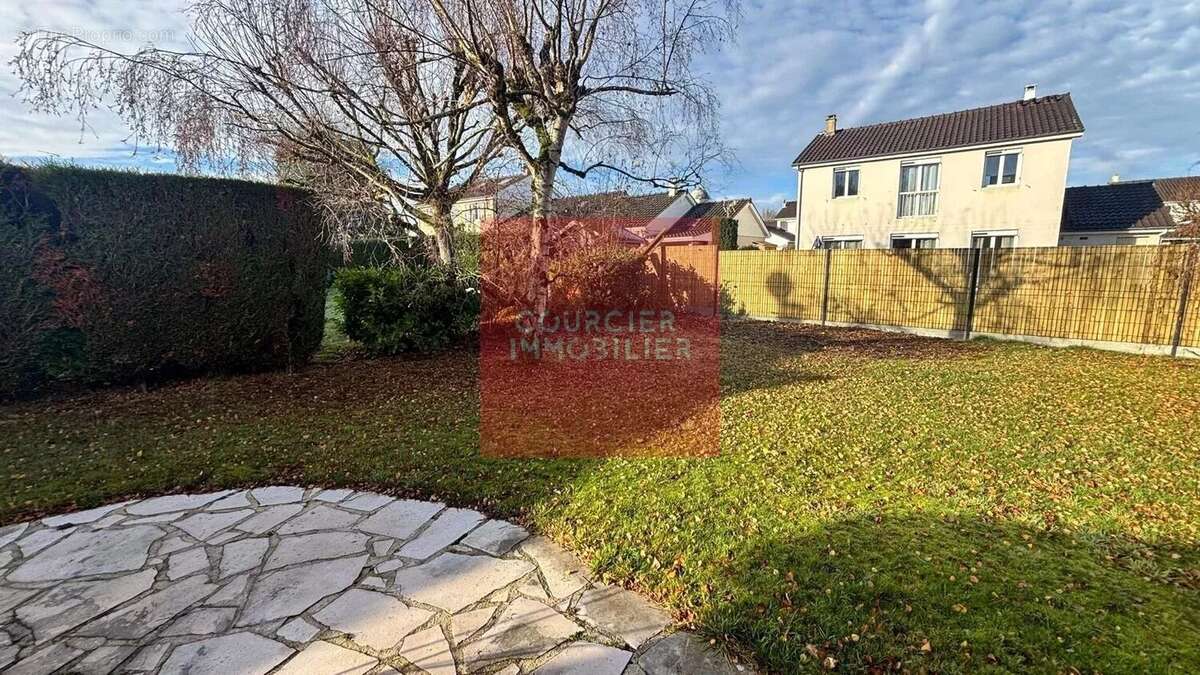 Maison à LE MESNIL-SAINT-DENIS