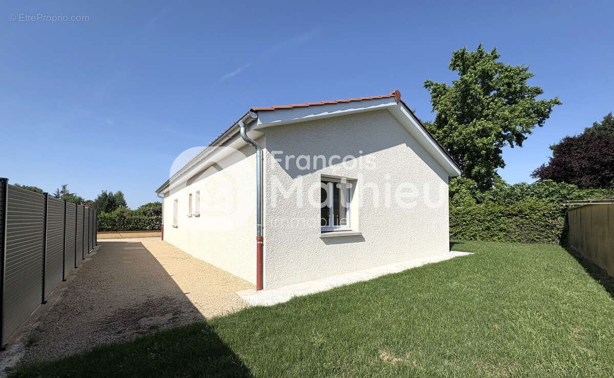Saint-André-le-Bouchoux - Maison neuve de plain-pied sur 503 m2 de terrain - photo 2
