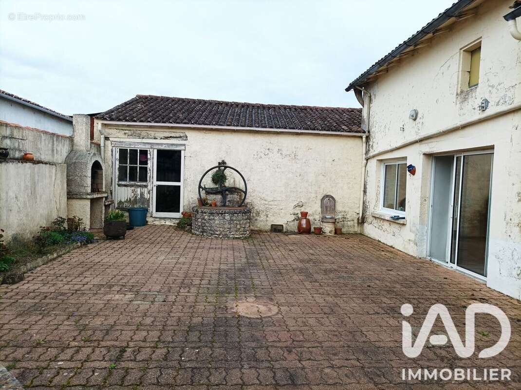 Maison 209 m² à Corme-Royal  - photo 3