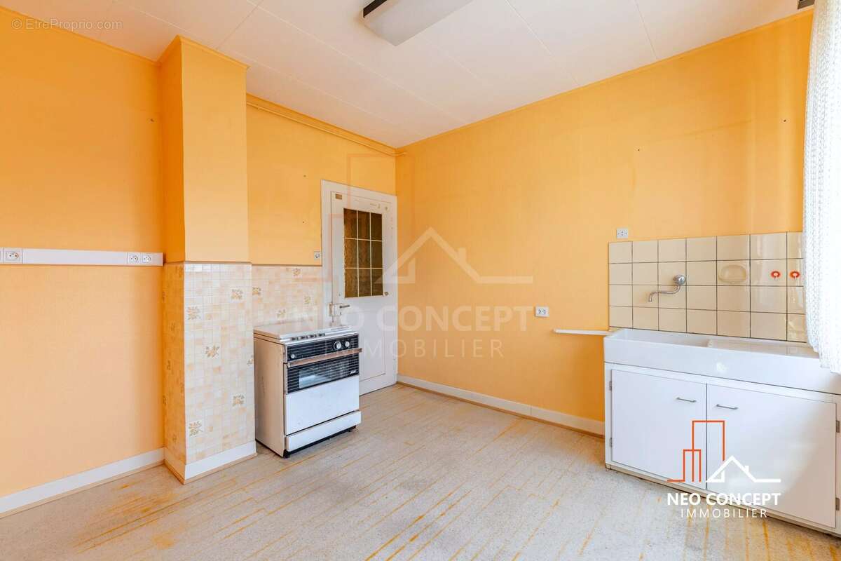 Maison familiale de caractère – 164 m² habitables – Garage double – Combles aménageables – Panneaux photovoltaïques - photo 12