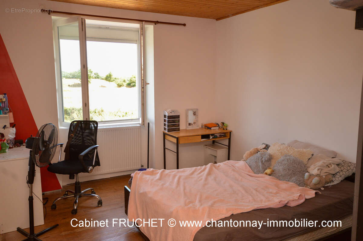 Maison à BAZOGES-EN-PAREDS