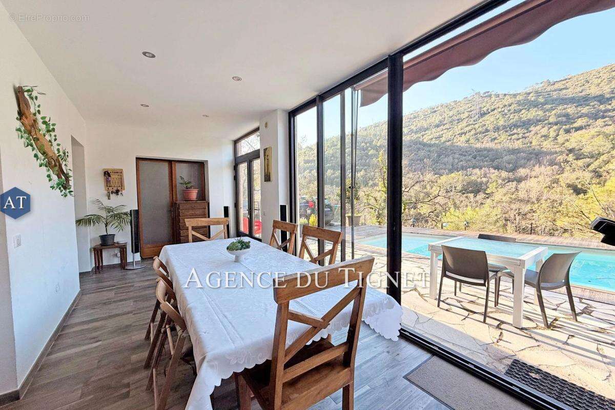 Appartement à SAINT-CEZAIRE-SUR-SIAGNE