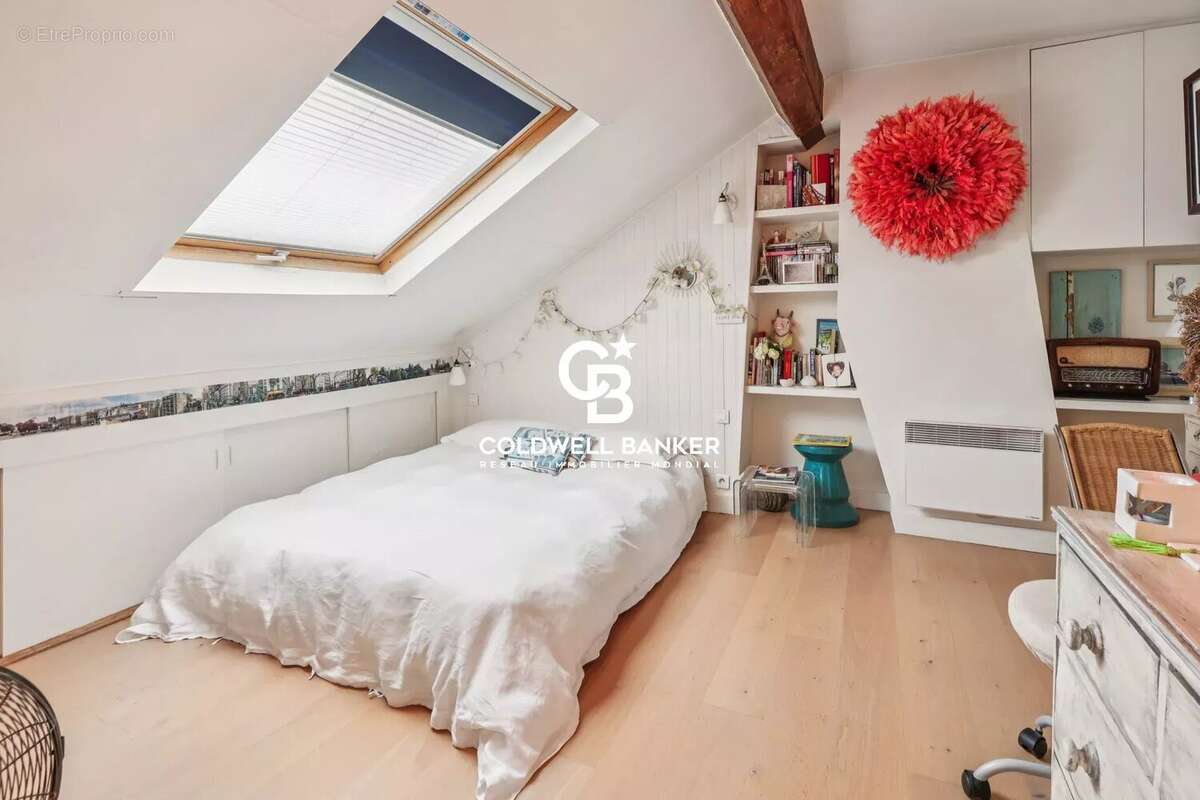 Exclusivité Coldwell Banker - Studio mansardé dans le Marais - photo 7