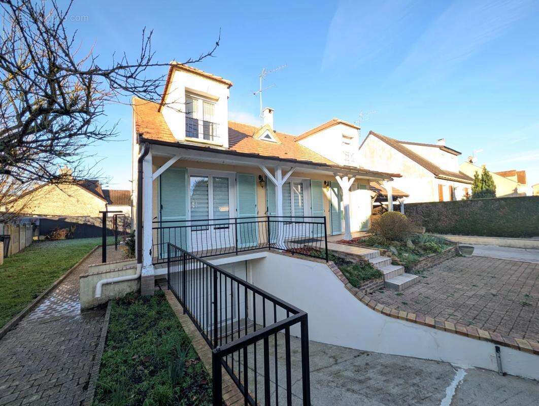 Maison à LES CLAYES-SOUS-BOIS