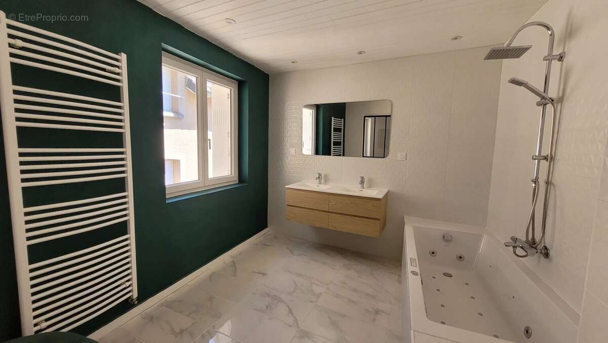 Maison de village avec petite cour intérieure St Agrève - photo 8