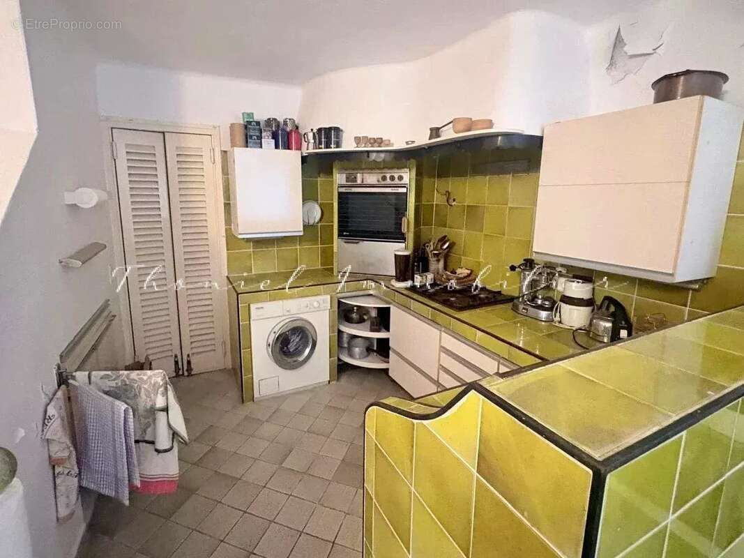 À vendre dans le village de Grimaud : Ensemble de deux maisons de village à rénover, avec terrasse et jardinet - photo 8