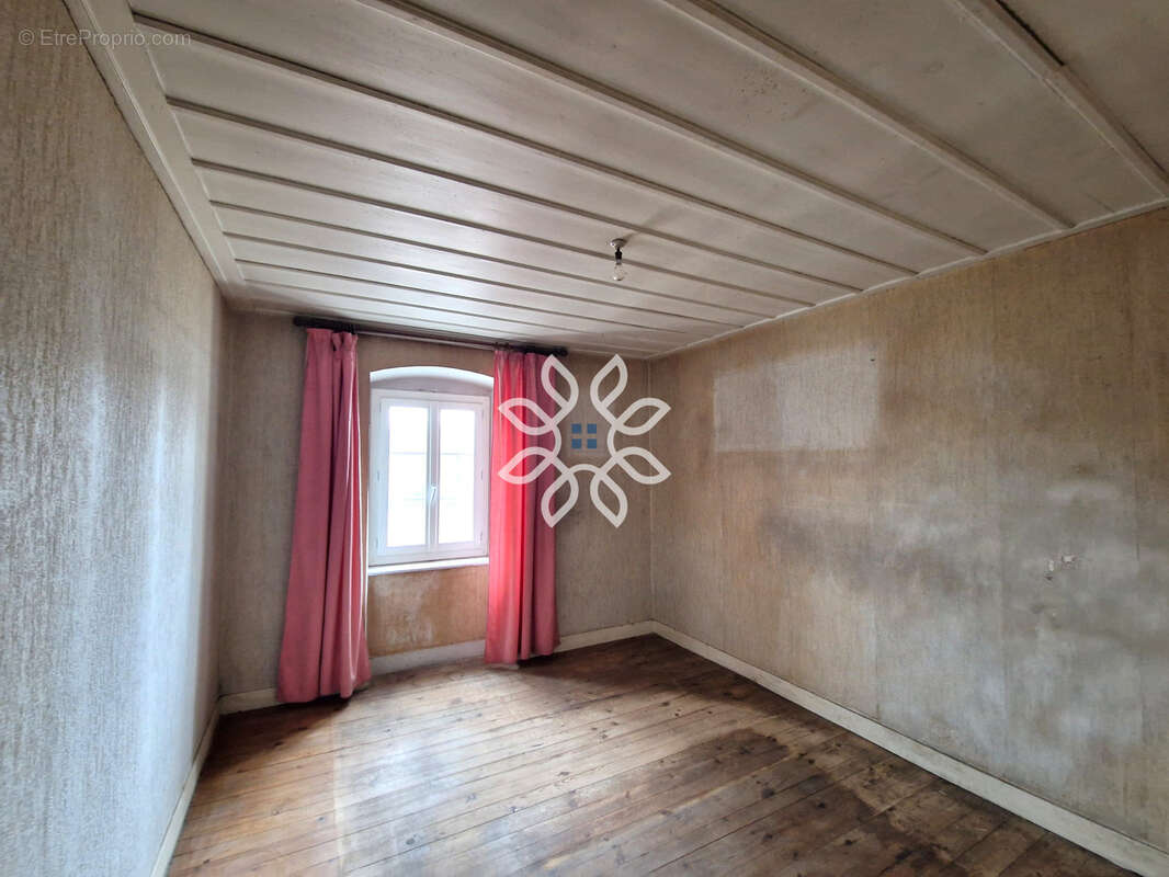 Maison avec jardin, terrasse, dépendances et fort potentiel - photo 5
