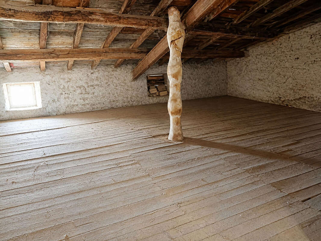 Maison à SAINT-CYR-DE-VALORGES