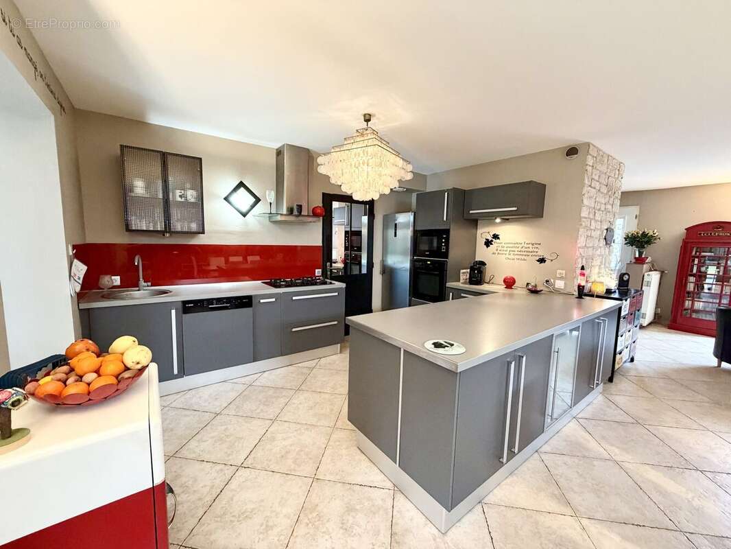 Maison à SAVIGNY-LE-TEMPLE