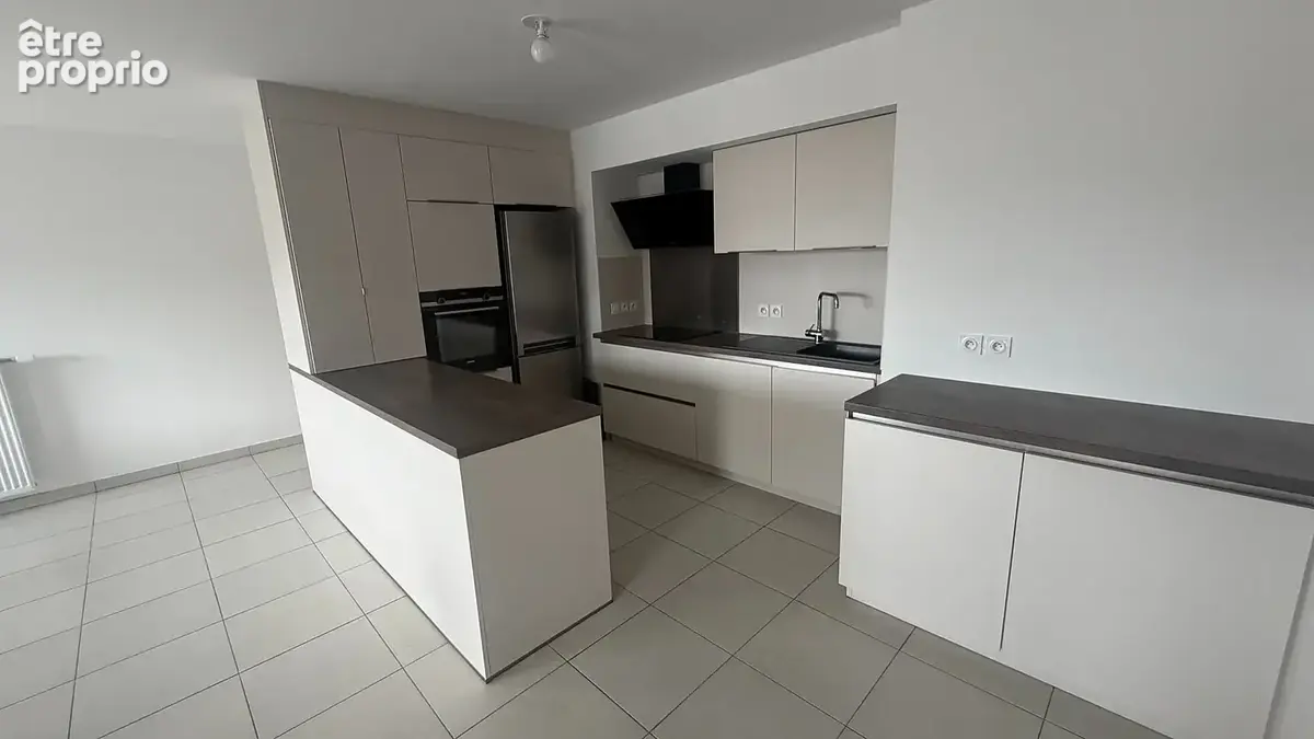 cuisine-equipee-neuve-appartement-t4