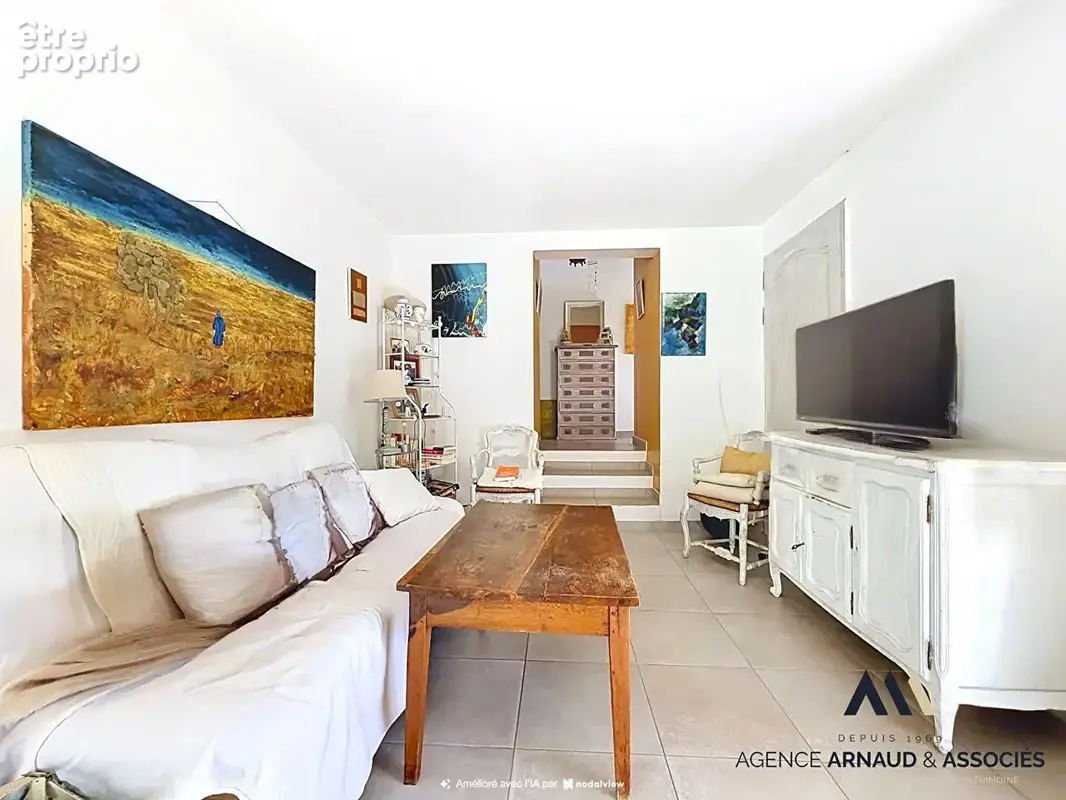 Maison de plain-pied avec piscine, grand jardin arboré et beau potentiel - photo 3