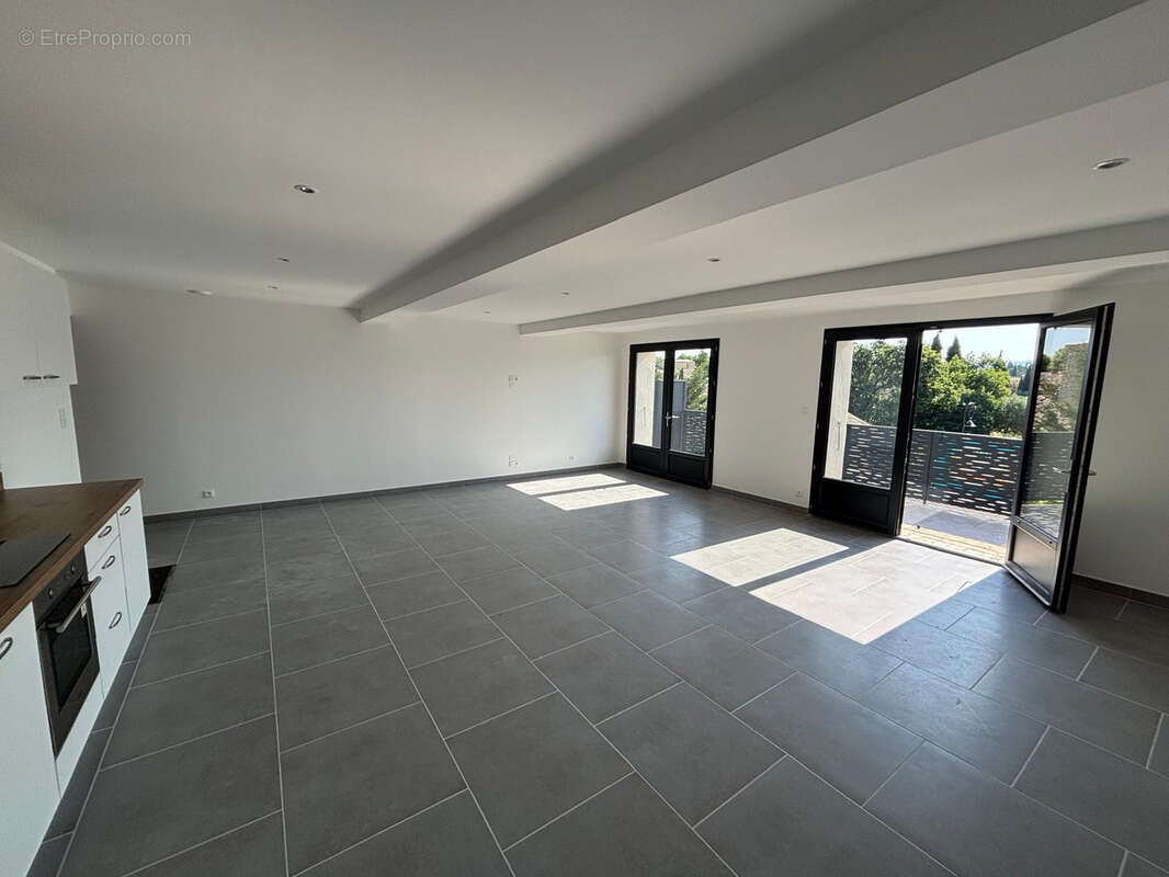 Appartement à SAINTE-CECILE-LES-VIGNES