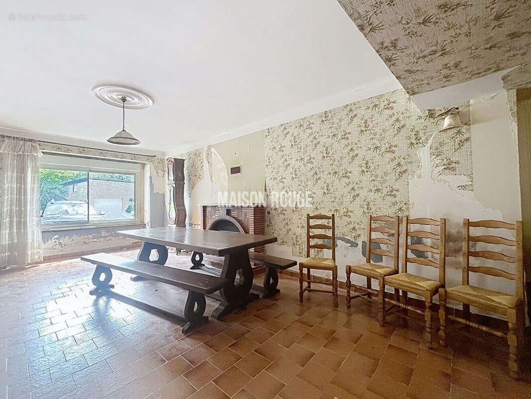 TRESSE - Maison en pierre à rénover avec jardin de 900 m², garage et beau potentiel d'aménagement - photo 4