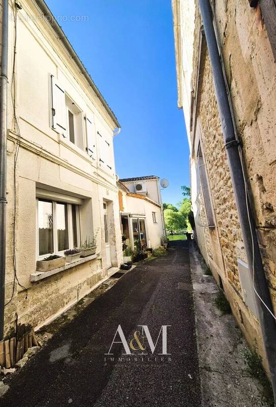 Maison à RUELLE-SUR-TOUVRE