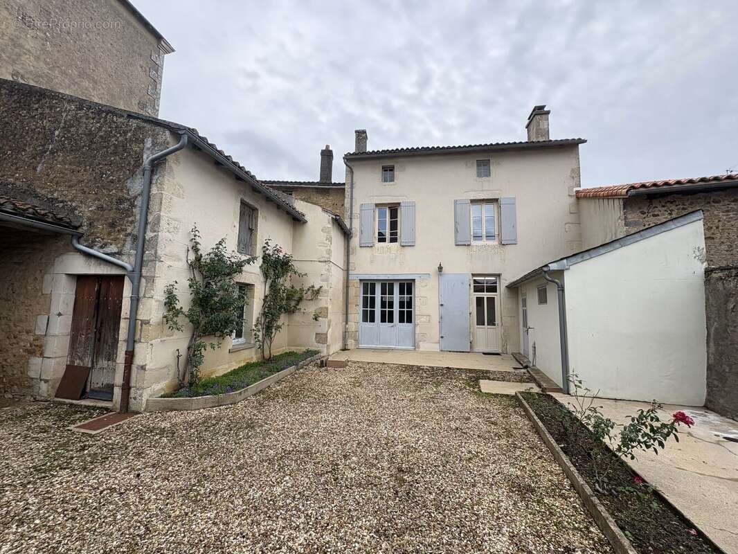Maison 120 m² à Gencay  - photo 46