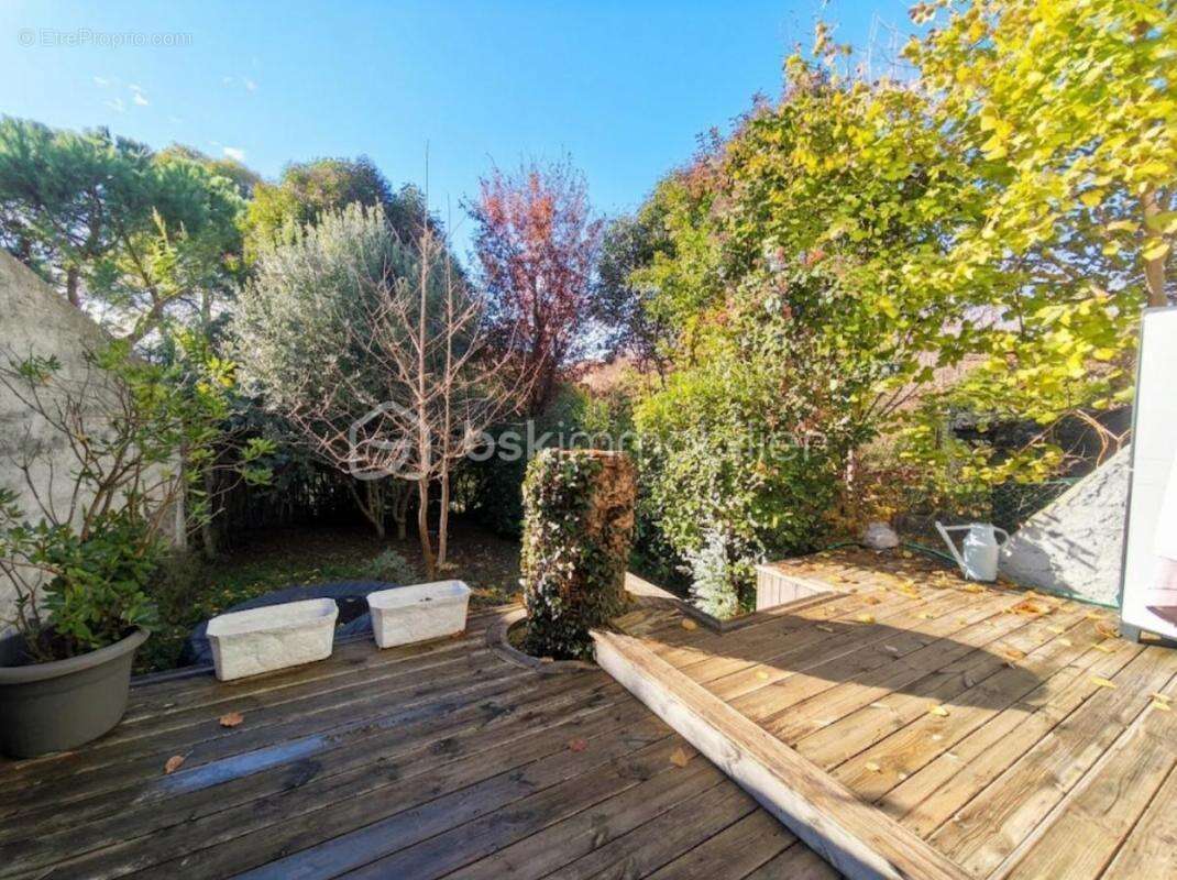 Maison de ville 175 m² avec jardin et garage : 1 appt T4 133 m² et un studio de 33 m² - photo 10