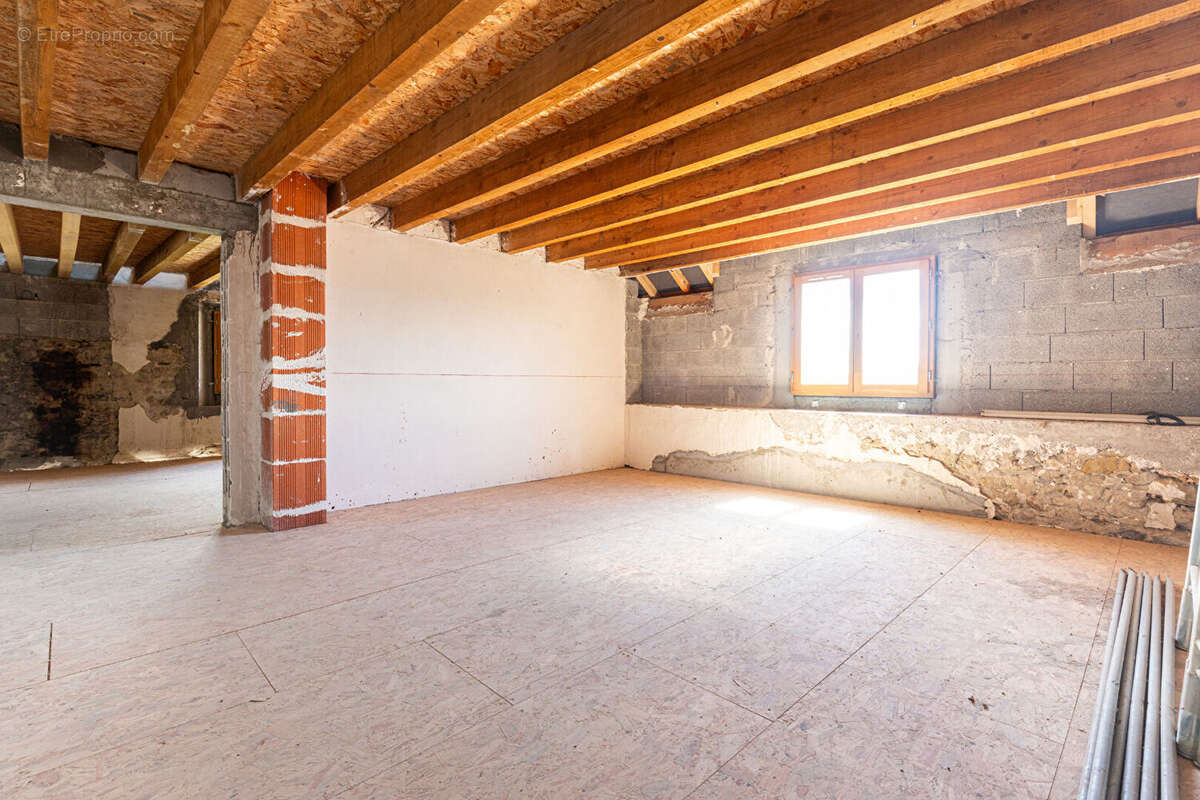"cyprès" - thusy - a vendre en exclusivite - corps de ferme a renover 291m2 et annexes garage, caves & hangar 115m2 - toiture re - photo 13