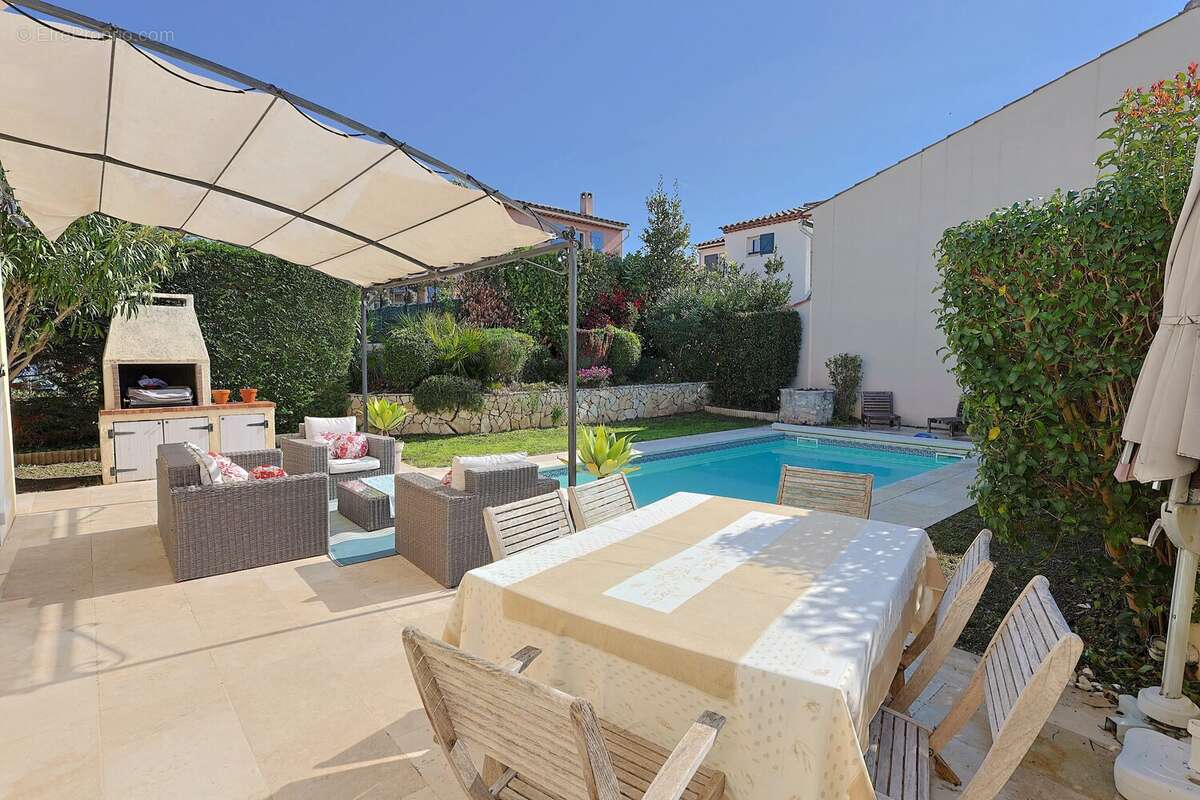 Maison à LA ROQUETTE-SUR-SIAGNE