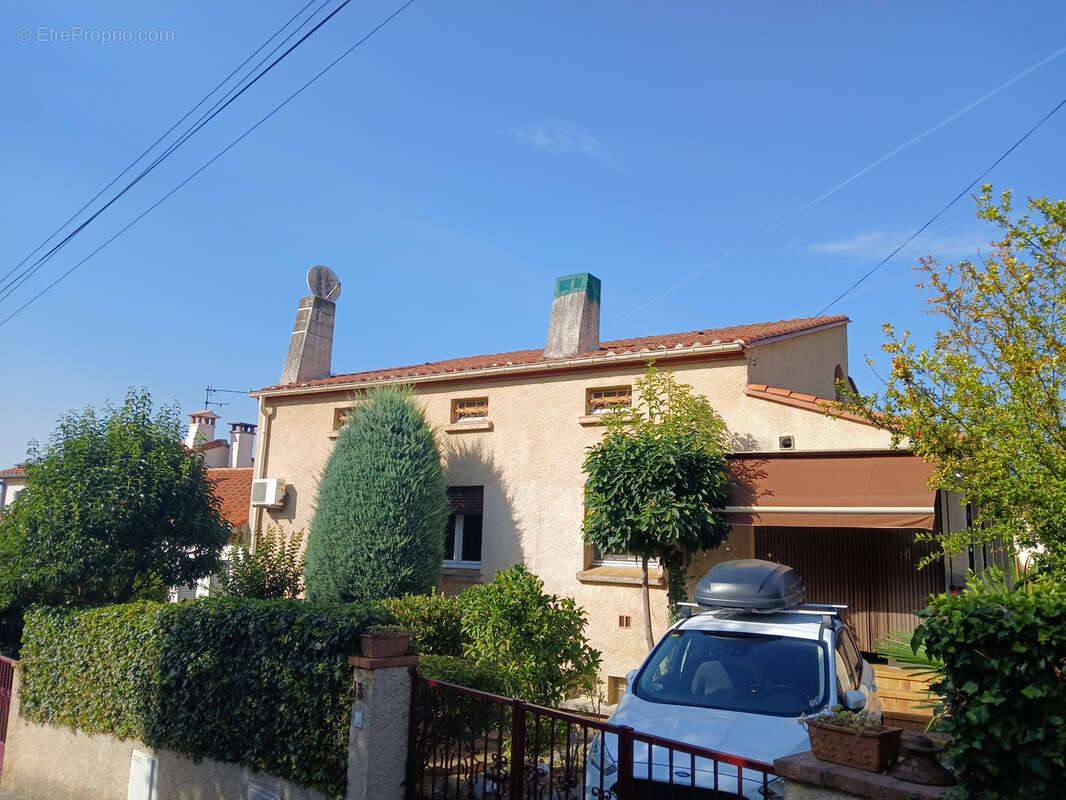 Villa sur 3 faces , 3 niveaux, 5 chambres , 2 bains, jardin , garage et parking. - photo 2