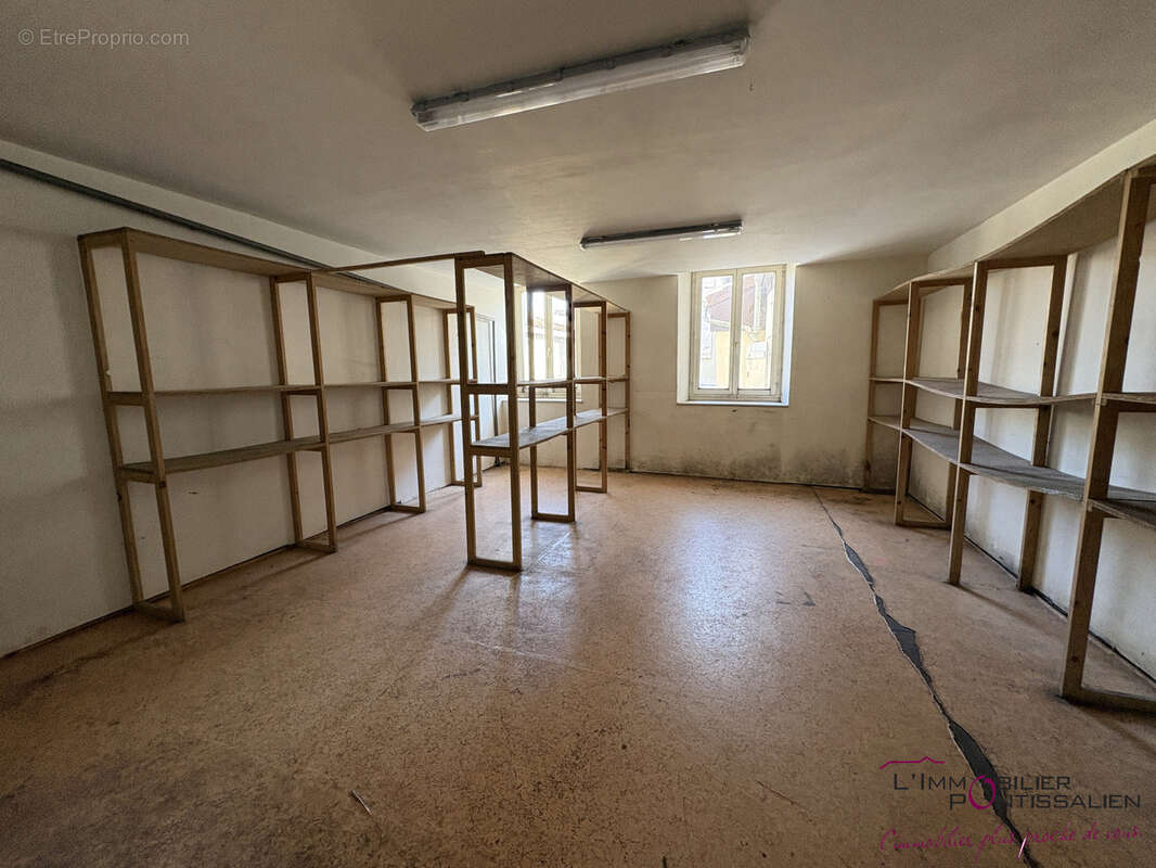 Pontarlier - proche hopital : studio a renover avec cave - photo 11