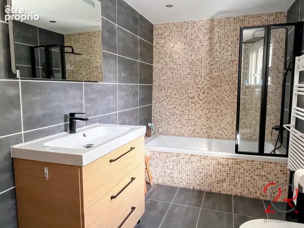 Maison aux beaux volumes avec 4 chambres, garage et piscine - photo 12