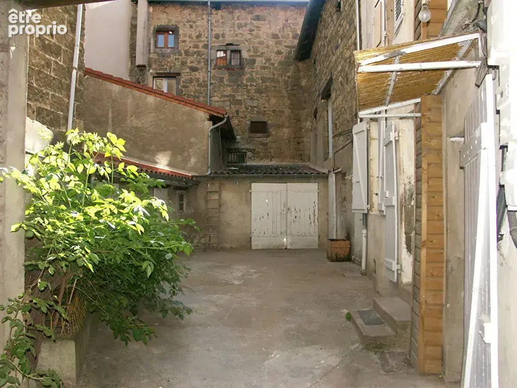 Maison de ville avec cour et dépendances - photo 2