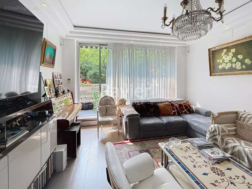 Appartement à PARIS-16E