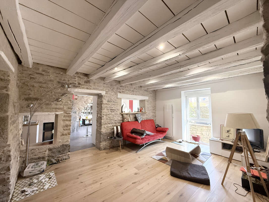 Maison à MONTROND-LE-CHATEAU