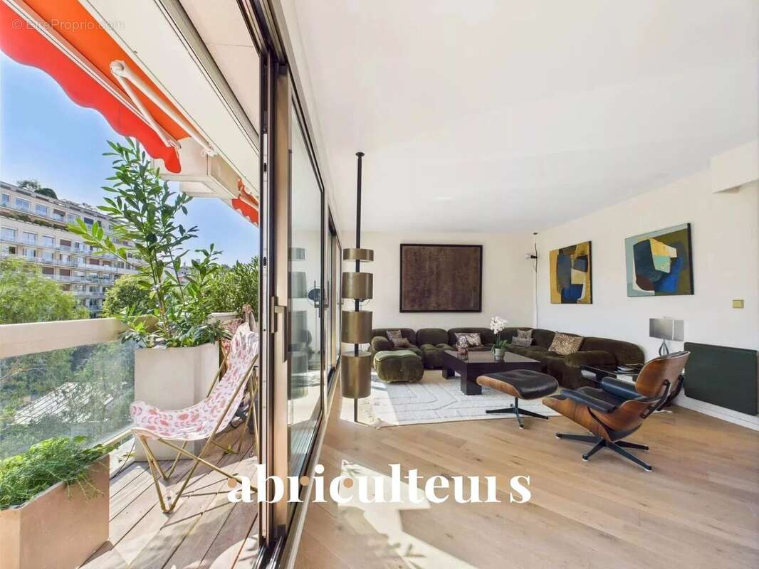 Appartement à PARIS-16E