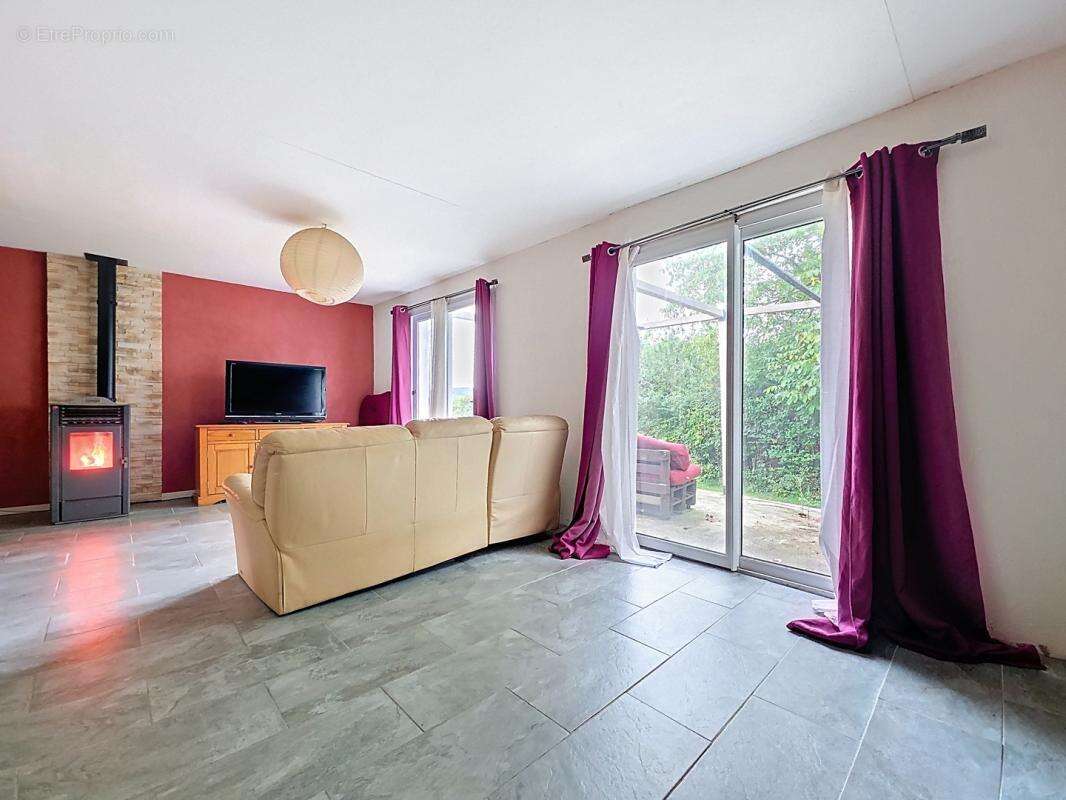 Maison à SAINT-JEAN-DE-BOURNAY