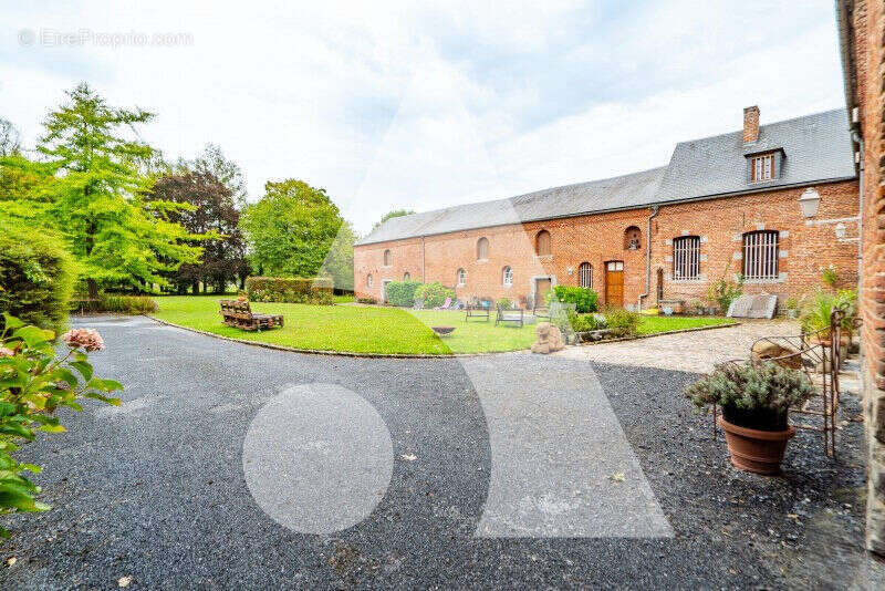 Maison à TAISNIERES-SUR-HON