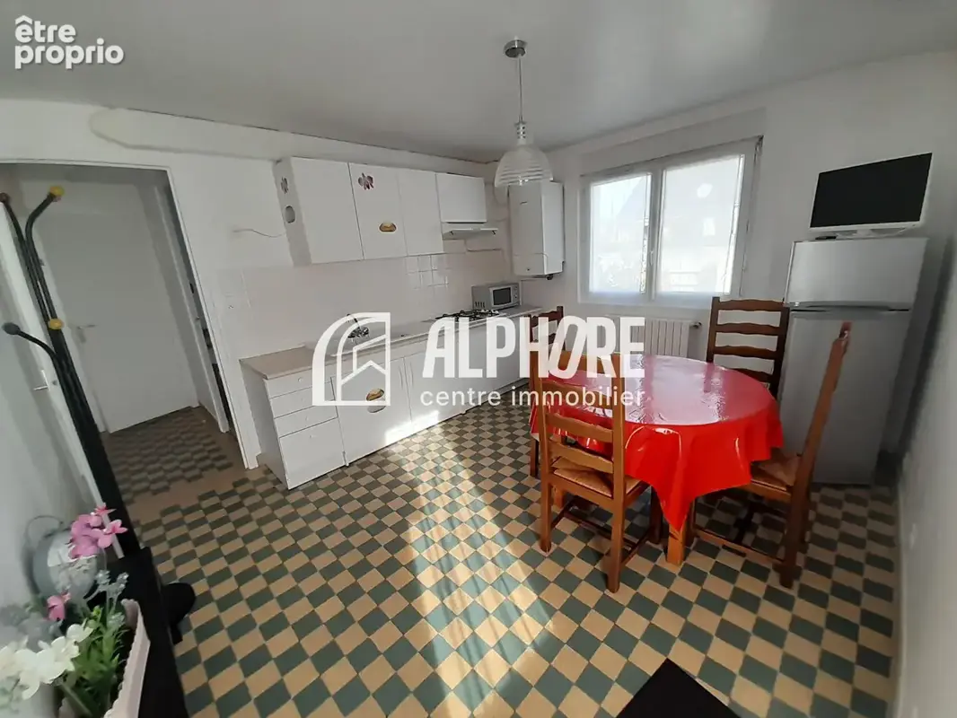 Maison composée de 2 appartements sur  879m² de terrain . (terrain  à bâtir détachable) - photo 11
