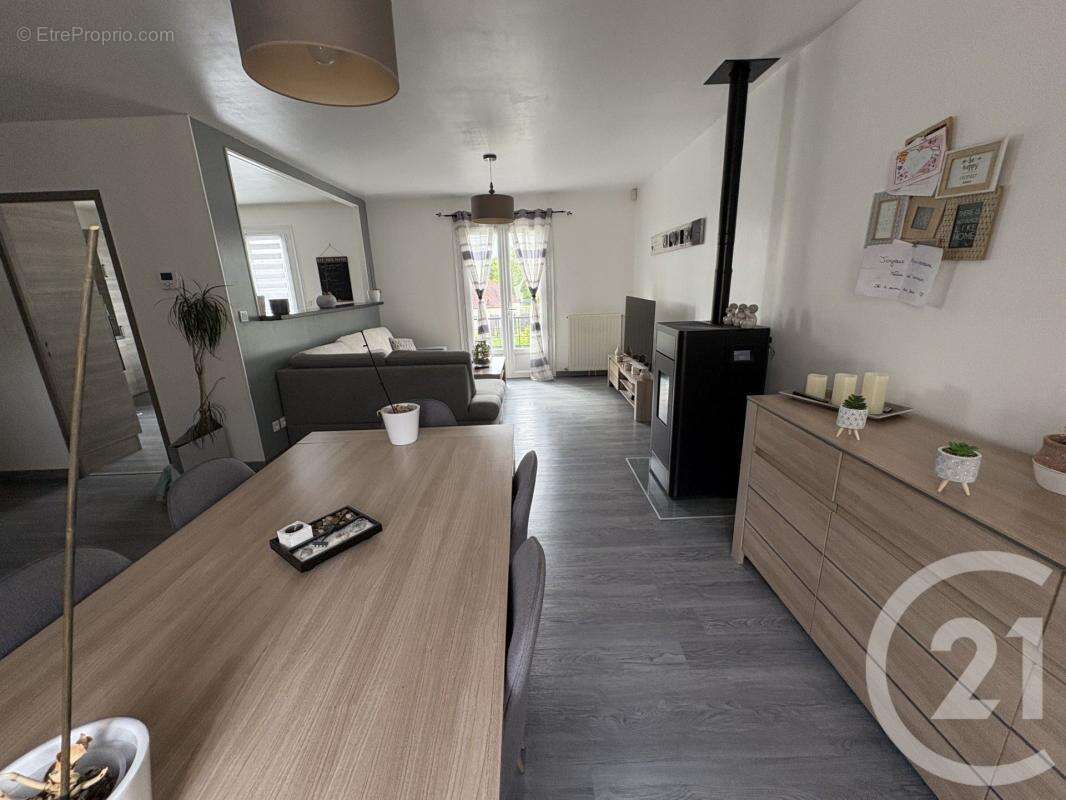 Maison à MOGNEVILLE