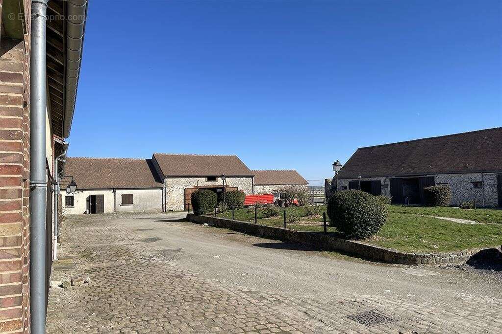 Maison à CLOS-FONTAINE