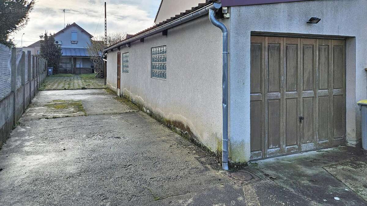Maison 90 m² à La Ville-Du-Bois  - photo 3