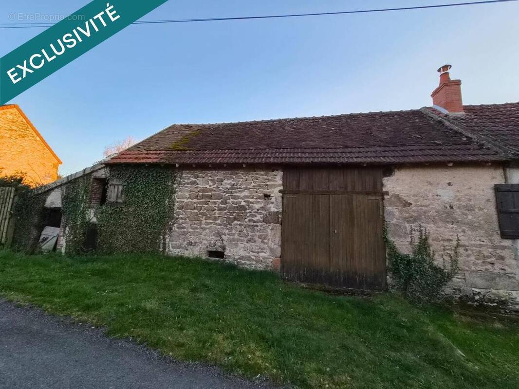 Photo 1 - Parking à ECHASSIERES