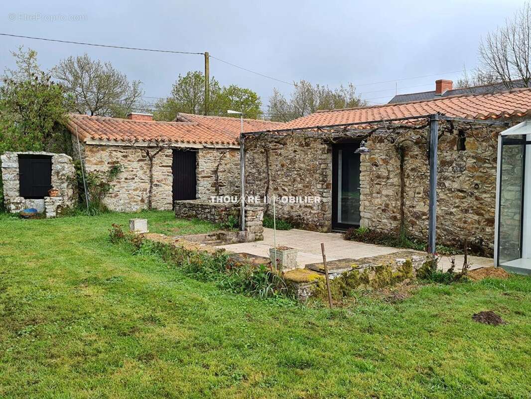 Maison à SAINT-ETIENNE-DE-MONTLUC
