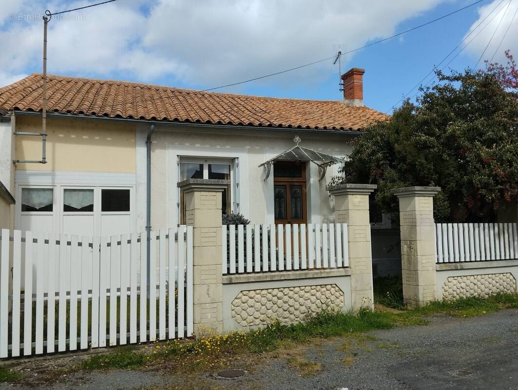 Maison à CHEF-BOUTONNE