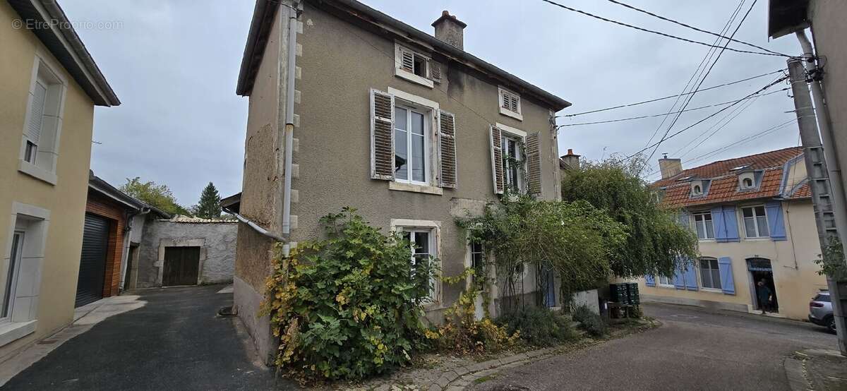 Maison à CHARMES-LA-COTE