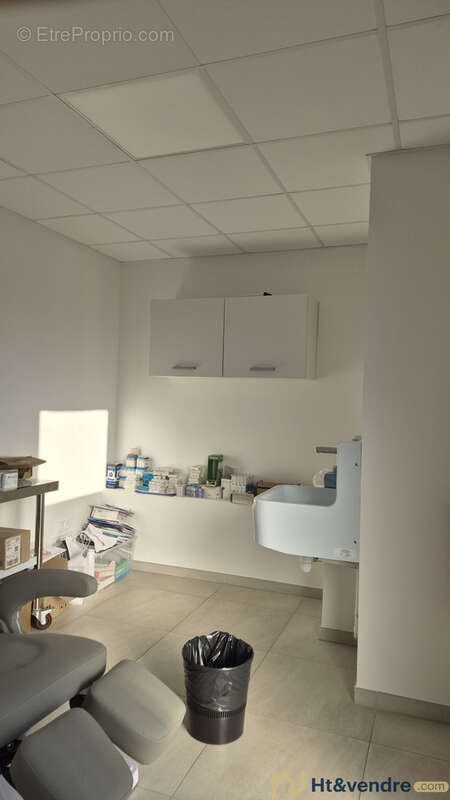 Local professionnel / Murs commerciaux de 75 m2   La Crau (secteur La Moutonne) - photo 7