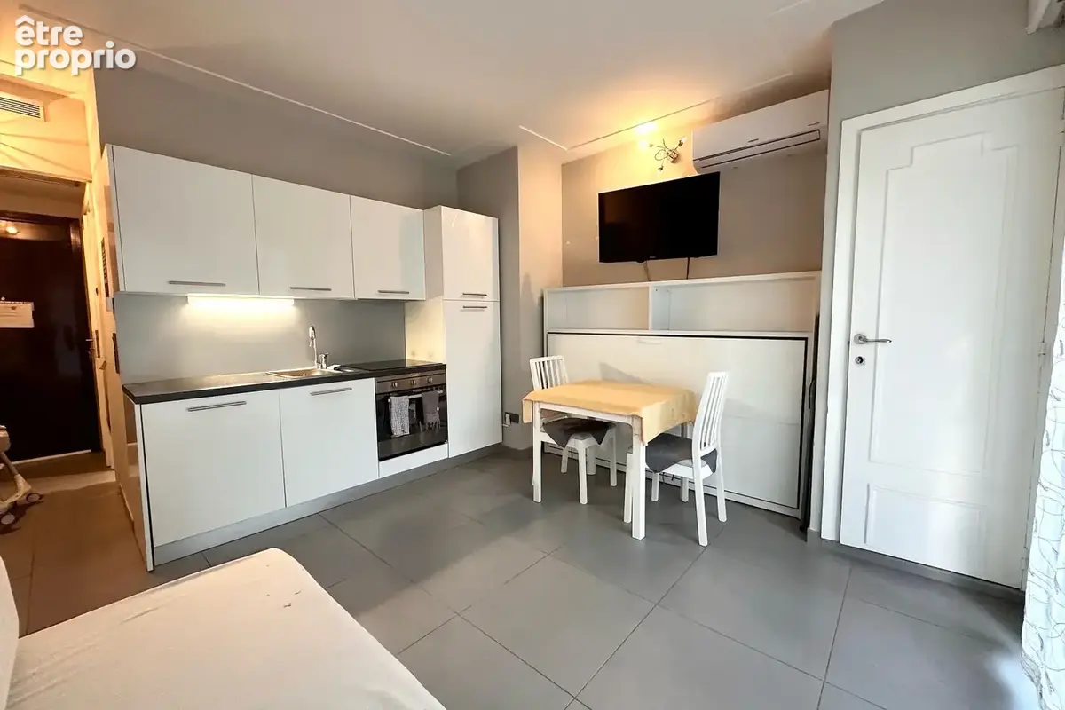 MENTON - Garavan. Idéal investissement, Beau studio rénové avec balcon dans une résidence en front de mer. - photo 3