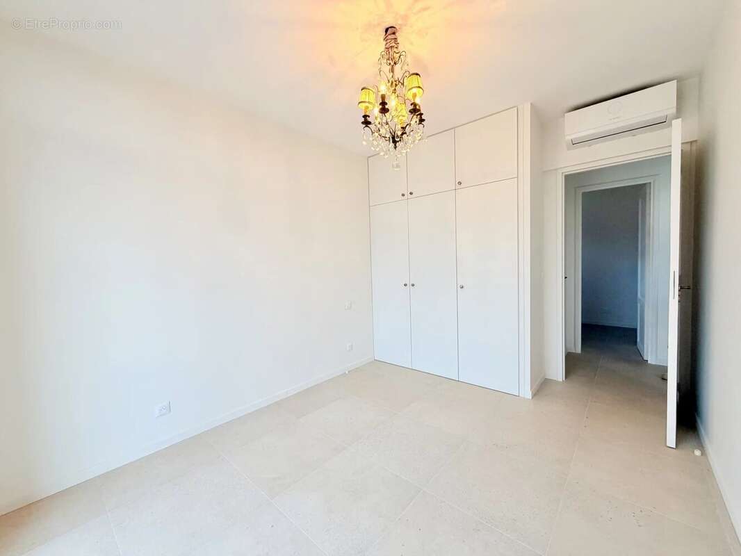  NICE BON VOYAGE – Maison individuelle rénovée d'environ 102 m² habitables avec deux appartements, terrasses, jardin et petit ga - photo 12