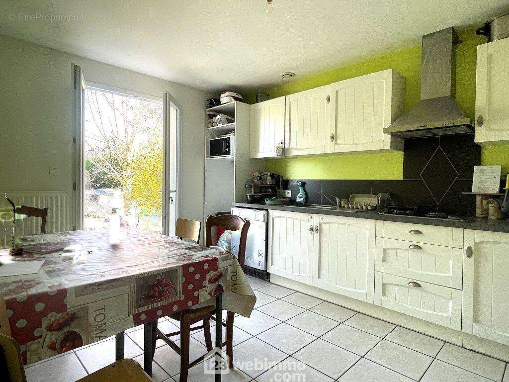 De l'autre coté, la cuisine aménagée et équipée. - Maison à AVAILLES-EN-CHATELLERAULT