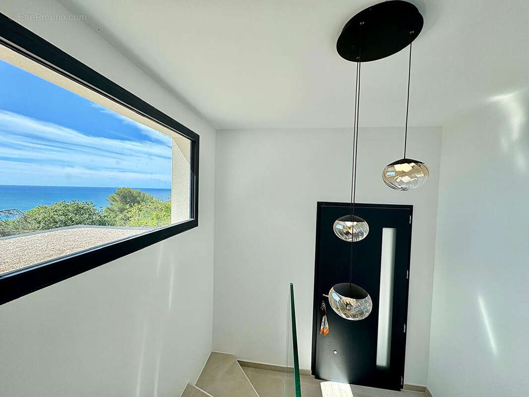 Villa contemporaine à Sète sur le mont Saint Clair côté Sud avec vue Mer, terrasse 110 m2 et garage - photo 10