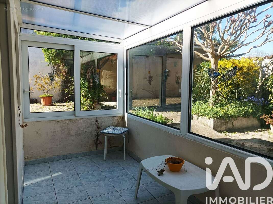Maison 125 m² à Corme-Royal  - photo 5